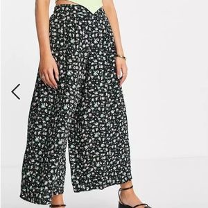 ASOS New Look cropped wide leg pants in black floral (size 6)